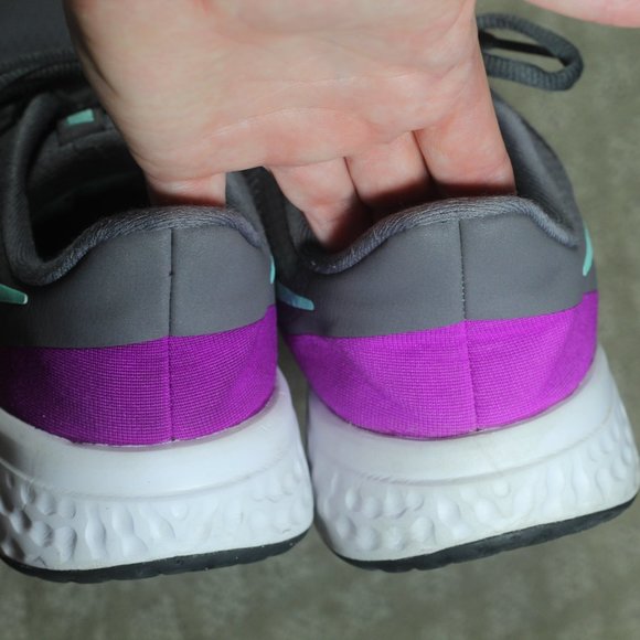 Nike Revolution Women's Size 7.5 Grey, Teal & Hot Pink Running Shoes BQ5671-005 - Picture 5 of 6